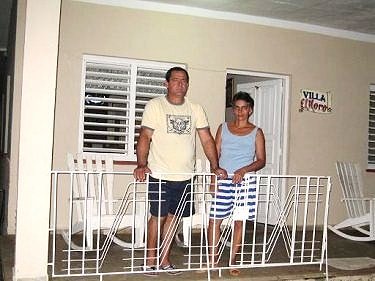 Julian y Magalis, due&ntilde;os de la casa