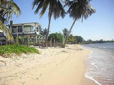 La casa vista desde la playa en invierno