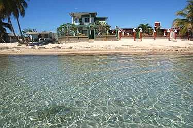 Casa KIKI desde el agua de la playa