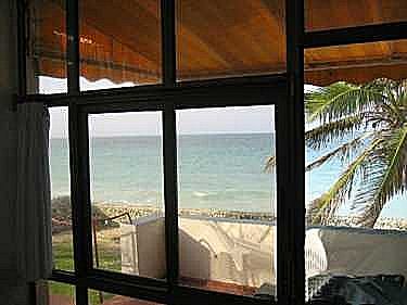 La playa y el mar al lado