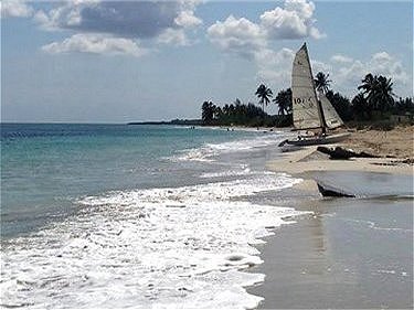 Playa a cien metros de los apartamentos de Marlen y Juliet