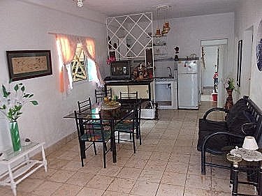 Sala de estar, cocina al fondo