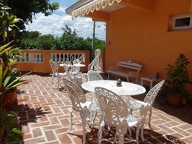 Terraza de acceso a los apartamentos de Marlen vista a la playa