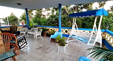 Terraza en planta alta. Detras de los arboles, a 50 metros esta la playa 