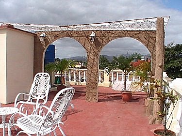 Terraza con vistas a las monta&ntilde;as y la ciudad