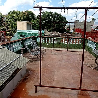 Terraza con vista panoramica de la ciudad y las monta&ntilde;as, con una lavanderia espaciosa para su servicio