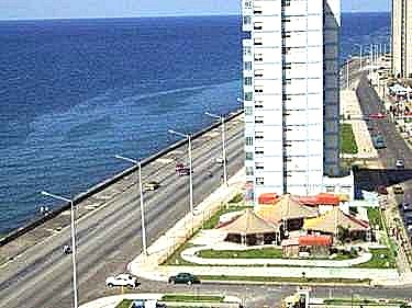 Vistas al malecon desde el apartamento, vease la terraza-bar de abajo