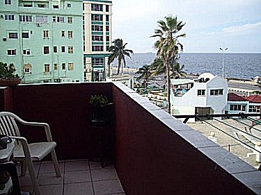 Balcon del apartamento. El mar al frente 
