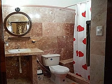 Ba&ntilde;o privado del apartamento