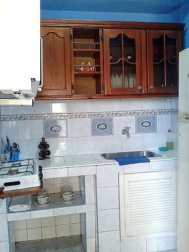Cocina del apartamento de Maydeniss. El microondas es lo de la izquierda 