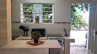 Cocina, al fondo la terraza