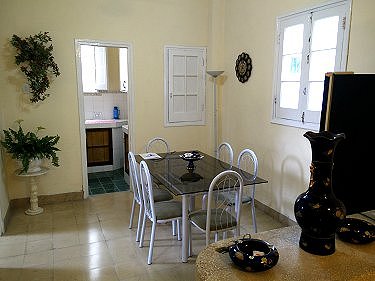 Comedor, al fondo la cocina