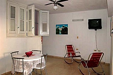 Comedor. Televisor al fondo