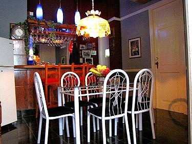 Comedor con bar al fondo