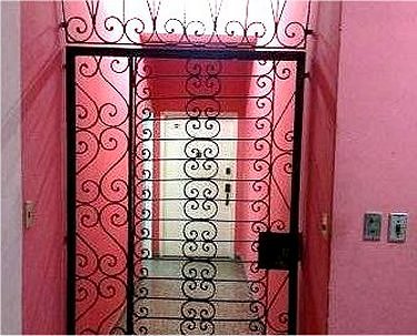 Entrada al apartamento (mucha seguridad)