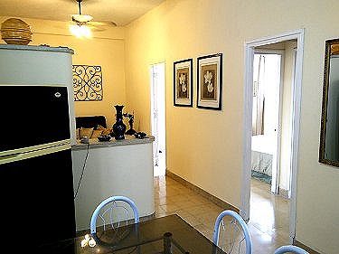 Comedor desde otra posicion. El frigorifico a la izquierda 