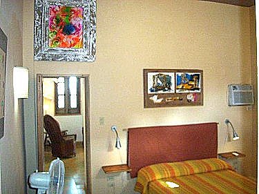 La habitacion, con la sala al fondo