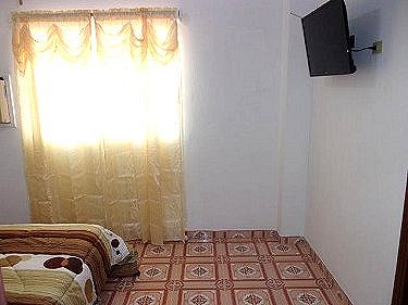 Otra zona de la habitacion (vease televisor)