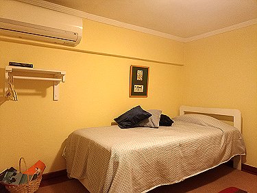 Habitacion con cama individual y aire acondicionado split