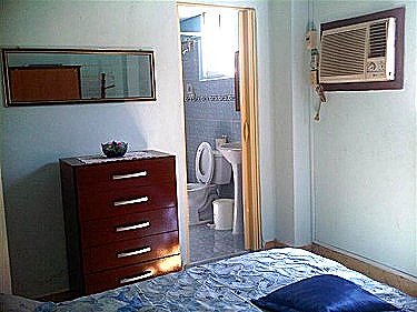 La habitacion con el ba&ntilde;o al fondo