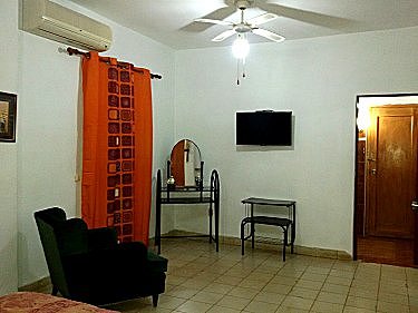 Detalle de la habitacion: televisor y aire