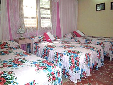 Una de las habitaciones, la otra similar con una cama de matrimonio