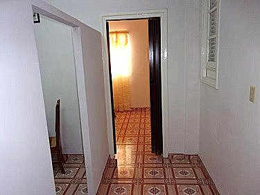 Pasillo de entrada al apartamento de Cecilia
