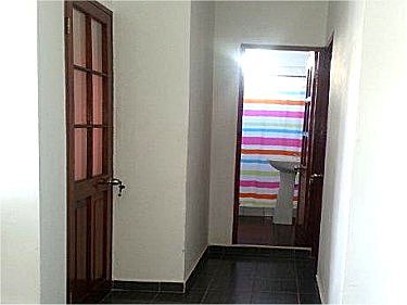Pasillo con el ba&ntilde;o al fondo