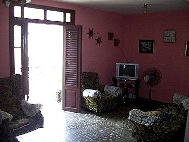 Sala de estar con el balcon a la izquierda