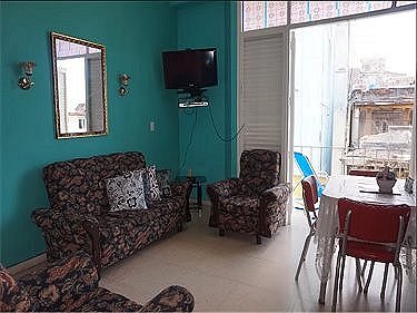 Sala de estar y comedor del apartamento. Balcon al fondo 