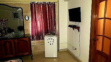 Sala de estar, vista a televisor y frigorifico