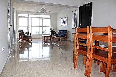 Sala de estar, balcon al fondo
