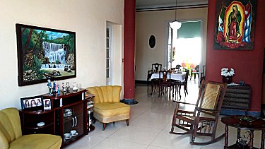 Sala de estar, terraza al fondo