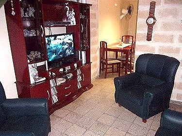 Habitacion con televisor en la mesilla