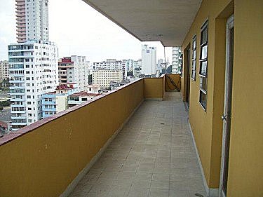Terraza-balcon del apartamento, vista a la ciudad
