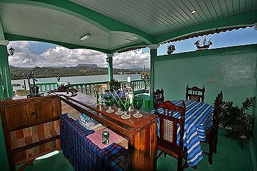 Terraza. Servicio de bar y cenas criollas