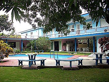 La alberca con la casa al fondo