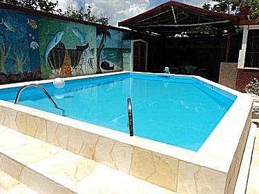 Alberca (piscina) en el jardin