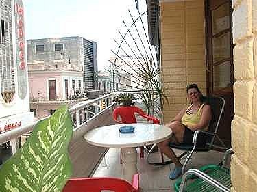 Balcon con Elizabeth sentada 