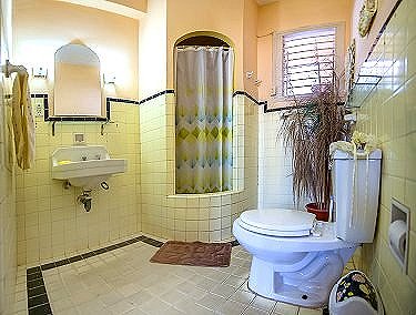 Uno de los ba&ntilde;os (ambos similares)