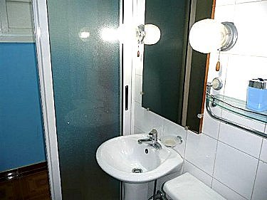 Baño privado del apartamento, da a la habitacion 