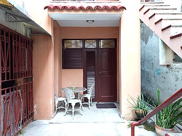 Entrada al apartamento visto desde la calle