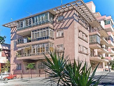 Vista desde el exterior del magnifico edificio del Apartamento de Cristy y Pepe