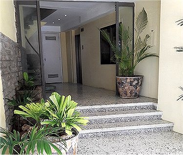 Entrada al edificio apartamento de Guillermo