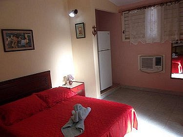 Habitacion con frigorifico y aire acondicionado al fondo