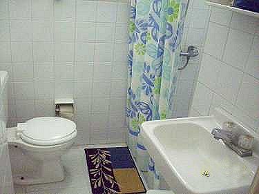 Uno de los tres baños (todos similares)(Apartamento de tres habitaciones)