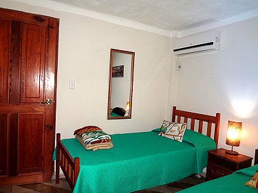 Habitacion 1 de tres camas (otra vista)