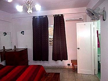 Habitacion con aire acondicionado silencioso y ventilador