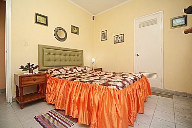 Habitacion con aire acondicionado y una cama matrimonial y otra personal