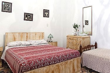 Habitacion con aire acondicionado y balcon a la calle
